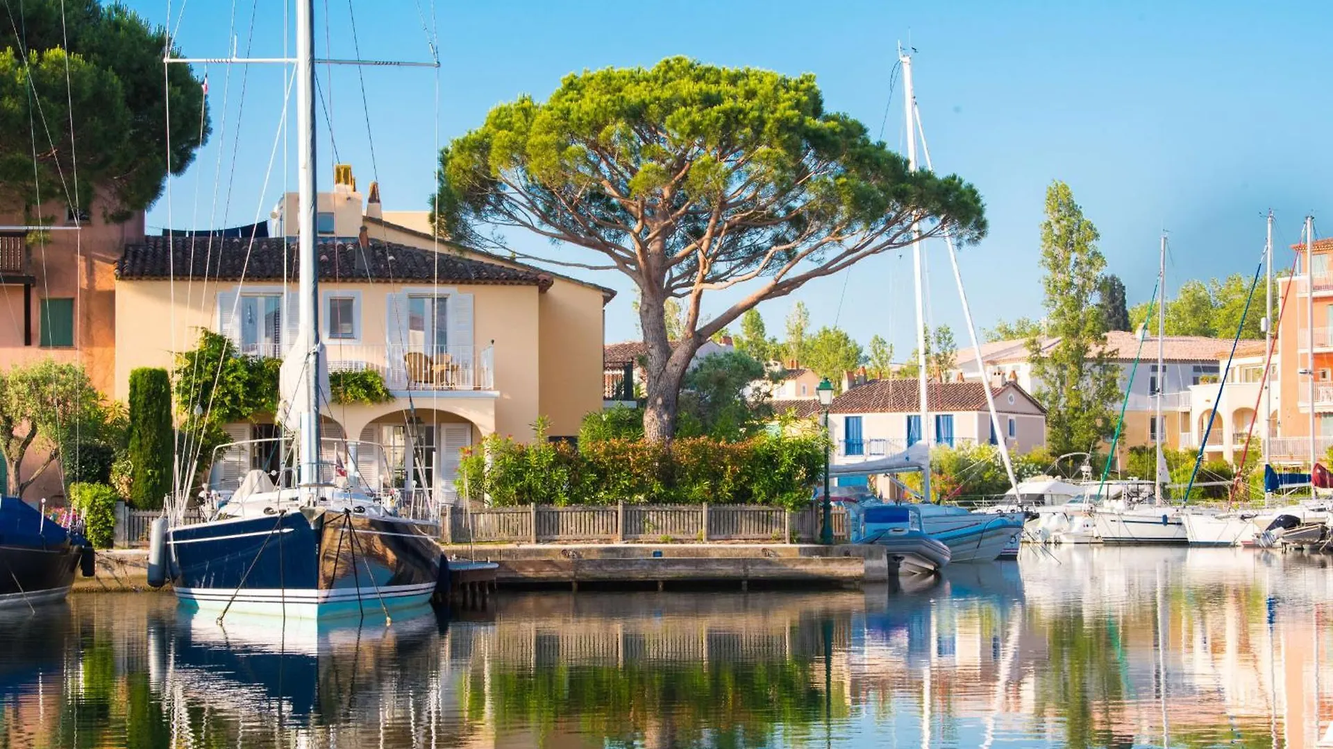 Апартаменты Discover A Haven Of Peace In Port Grimaud - Sea View